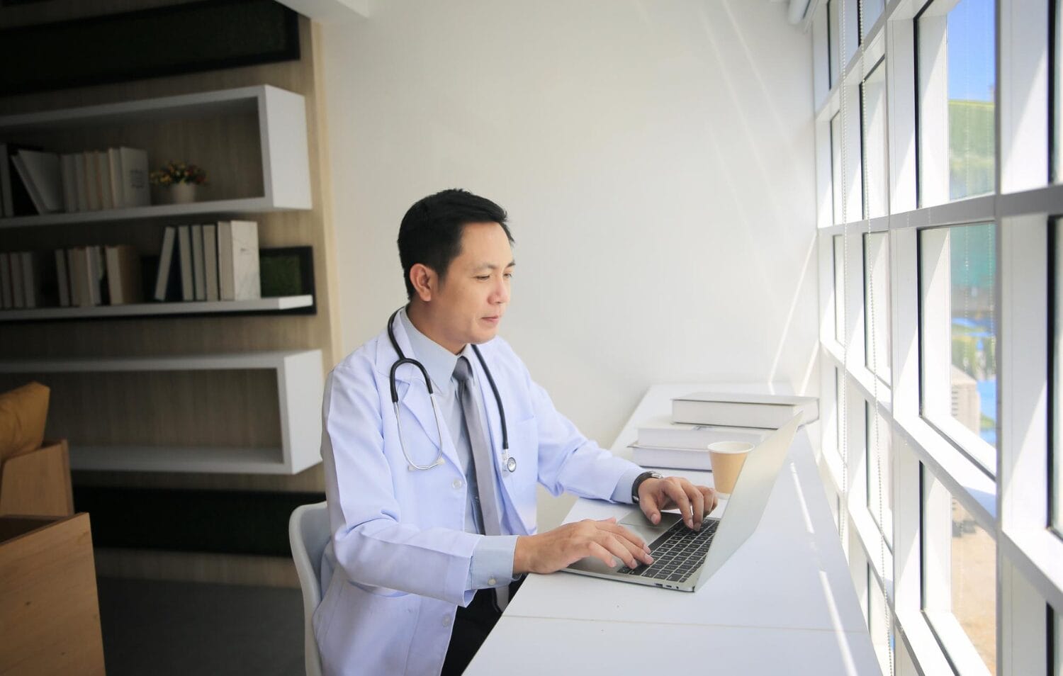 Điều chỉnh mới ảnh hưởng trực tiếp lao động giữ Visa 482 SID, đặc biệt là nhóm đối tượng từng được miễn trừ như bác sĩ, giám đốc điều hành và những người muốn xin Visa 186 TRT nhưng chưa làm đủ 2 năm cho doanh nghiệp bảo lãnh được phê duyệt.