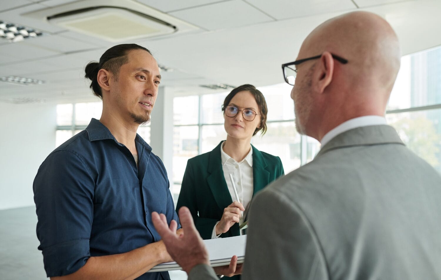 Nhà đầu tư cần đánh giá kỹ rủi ro cung cầu và chi phí ẩn khi lựa chọn bất động sản tại UAE, đặc biệt giữa Dubai, Abu Dhabi và Ras Al Khaimah.