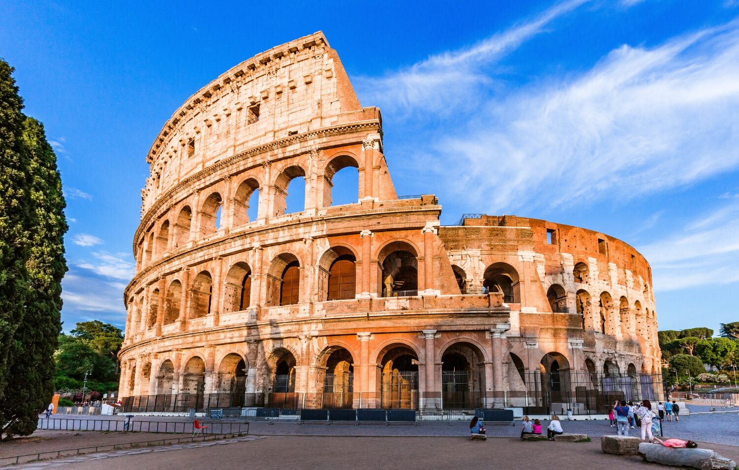 Investor Visa của Ý ("Dolce Visa") cho phép đoàn tụ gia đình bao gồm vợ/chồng, con cái (dưới 18 tuổi hoặc khuyết tật) và cha mẹ phụ thuộc, trong đó cha mẹ trên 65 tuổi được miễn chứng minh tài chính.