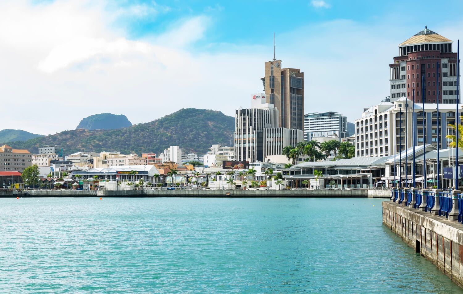 Với mức đầu tư tối thiểu 375.000 USD vào bất động sản được chỉ định, Mauritius cấp thường trú nhân cho cả gia đình (vợ/chồng, con chưa kết hôn, cha mẹ).