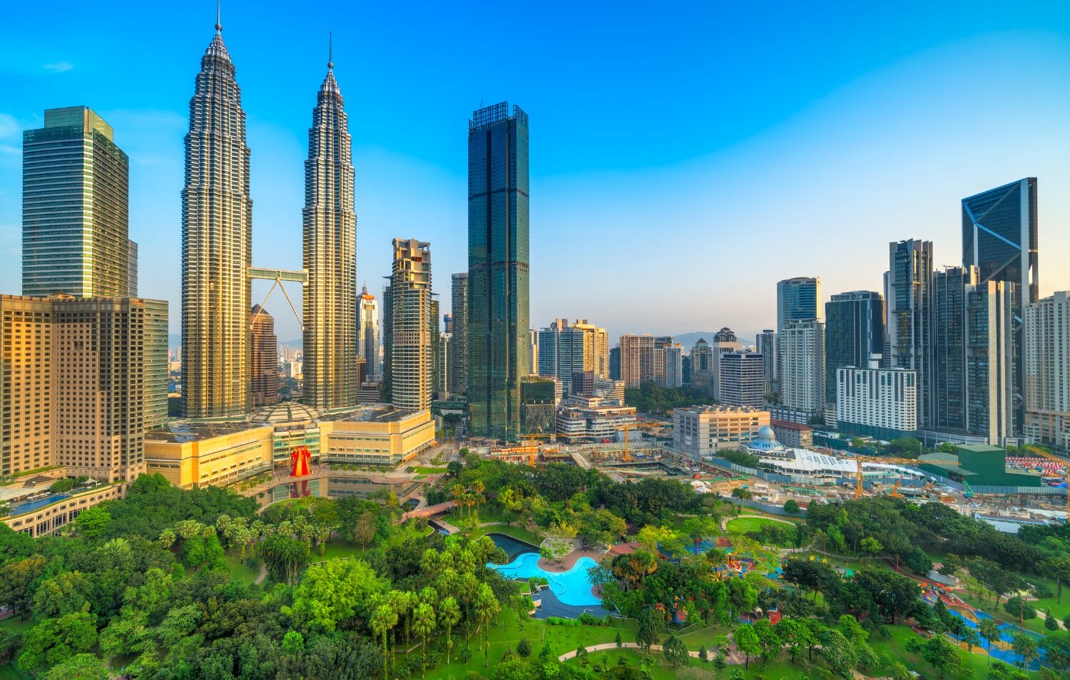 MM2H khẳng định sức hút tại châu Á nhờ chính sách nhân văn, hỗ trợ người phụ thuộc là cha mẹ của cả hai vợ chồng (điều kiện trên 60 tuổi).