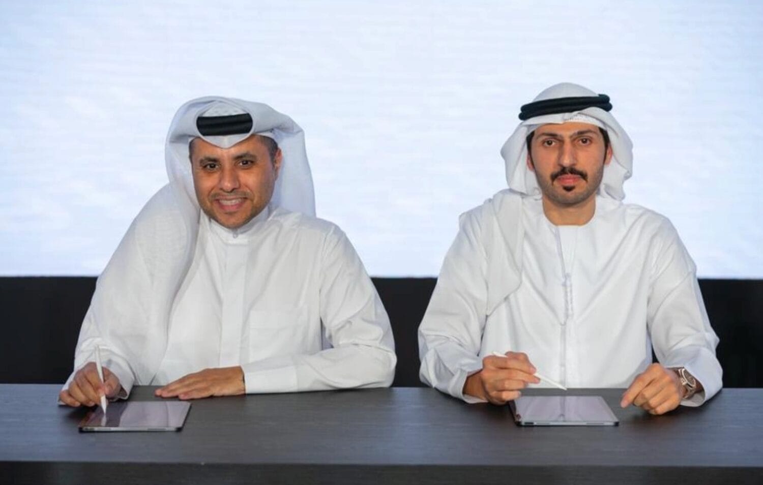 Ông Omar Hamad Bu Shehab (bên trái), Nguồn: Imidaily