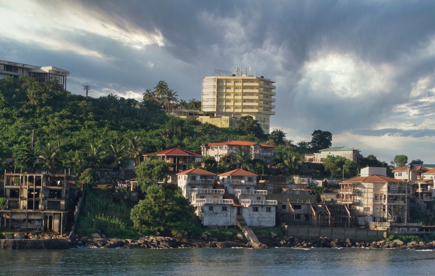 Chương trình thường trú Sierra Leone cho phép người phụ thuộc bao gồm vợ/chồng, con cái chưa thành niên (dưới 18 tuổi), cha mẹ và ông bà được đi kèm hồ sơ.