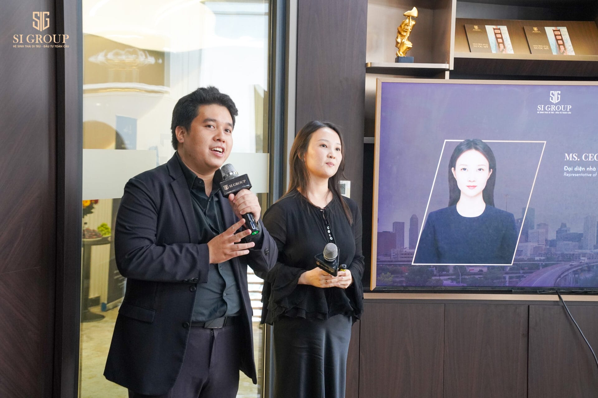 Bà Cecilia - đại diện Best Royal đang chia sẻ thân thiện về điều kiện làm việc và phúc lợi tại Mỹ