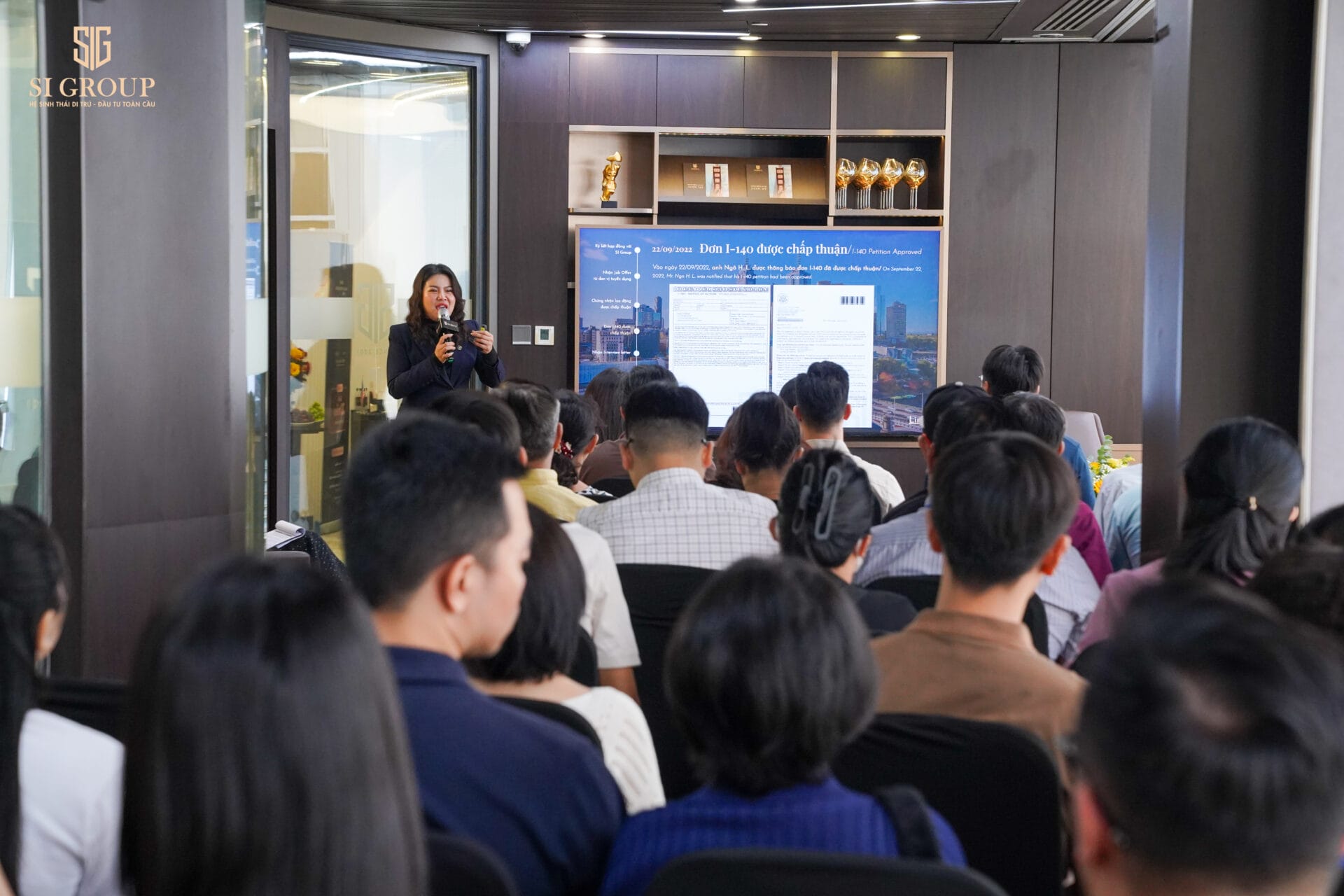 Đội ngũ SI Group đón tiếp khách hàng trong không gian sự kiện sang trọng và chỉn chu ngày 13/06